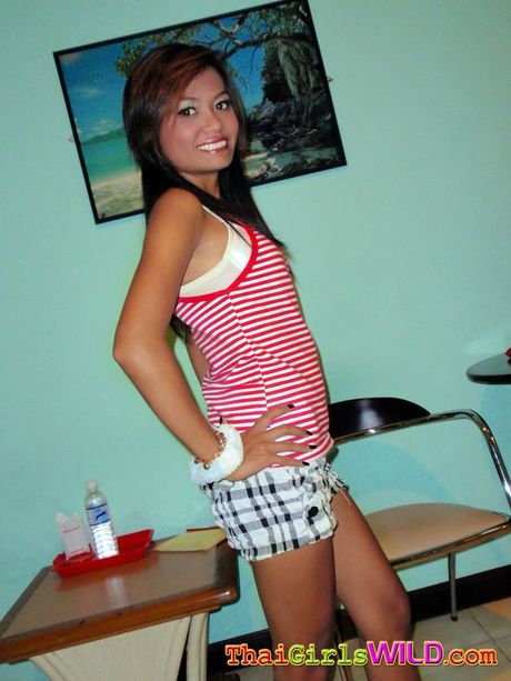 Petite Thai girl Noy shaves her pussy before getting fucked