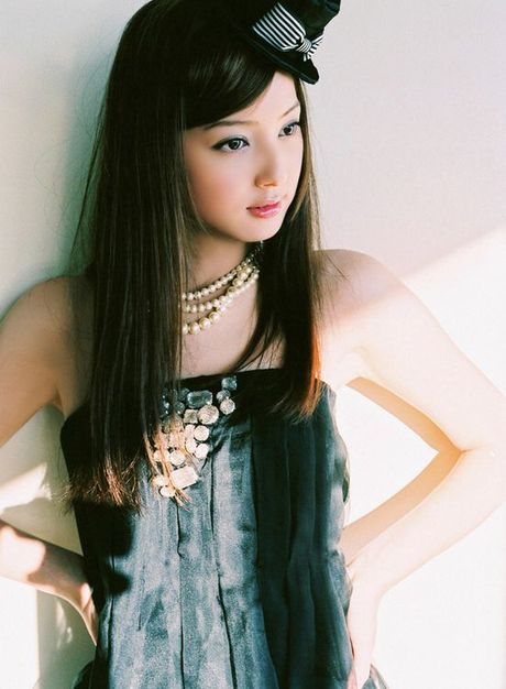 Gravure idol is incredibly beautiful in her bright orange bikini