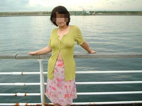 Asian teen amateur girl strips and shows her hot body in the public place