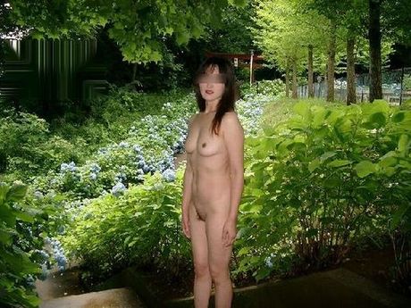 Japanese amateur chick strips and shows her curves in the public place