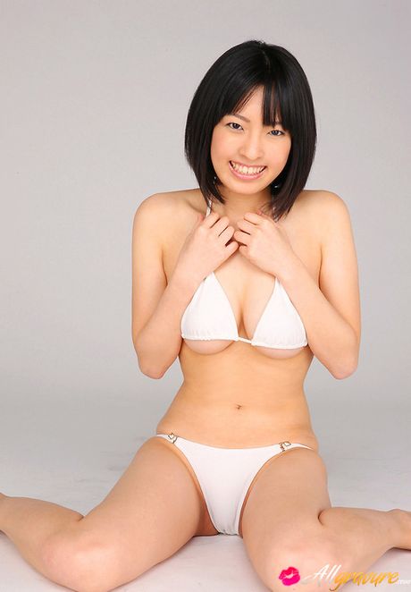 An Mashiro Asian shows sexy curves in white lingerie for pics