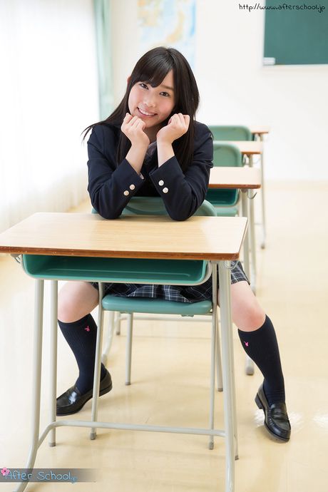 Amateur Japanese babe Yui Kasugano strips and bares all outdoors