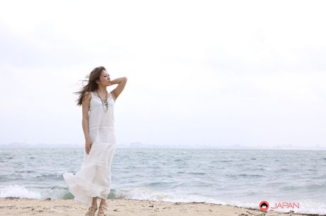 Super hot Japanese lady Manami Ichikawa shows off on the beach