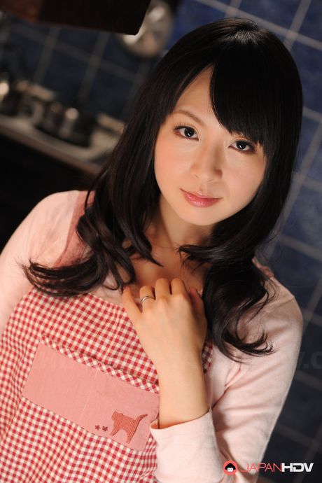 Asian housewife Nozomi Hazuki poses in her new apron looking so cute.