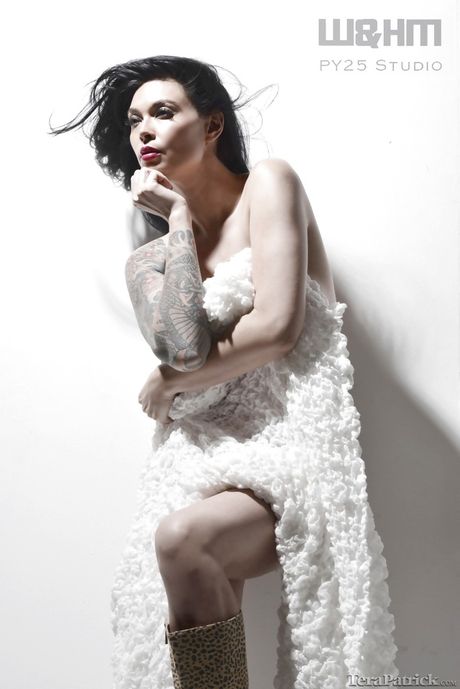 Alluring asian brunette milf Tera Patrick in hot softcore gallery